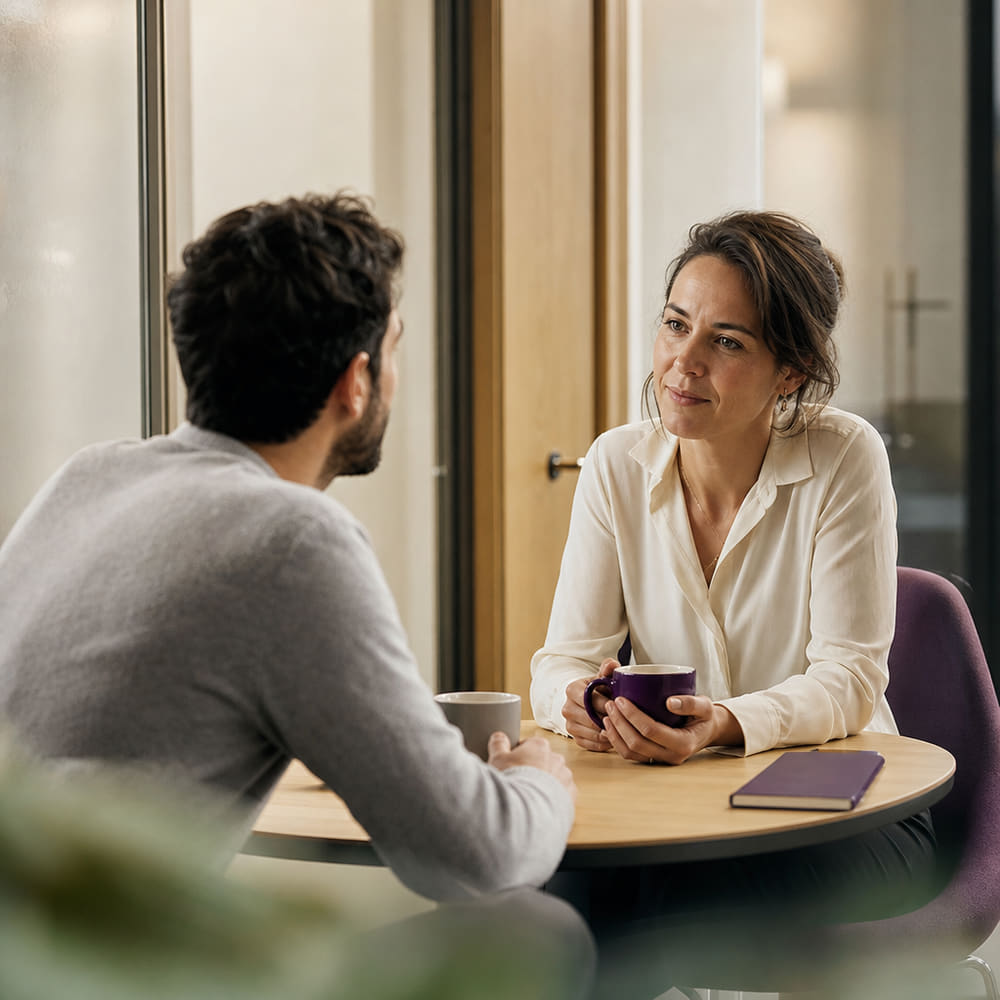 Une manageuse en entretien individuel avec un collaborateur.